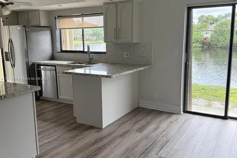 242 Wimbledon Lake Dr # 242, Plantation FL 33324