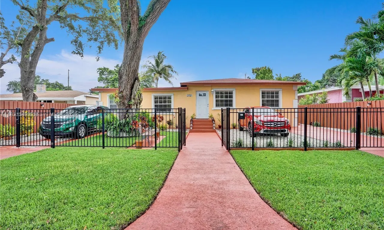 372 NE 162nd St, Miami FL 33162