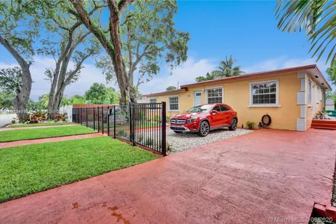 372 NE 162nd St, Miami FL 33162