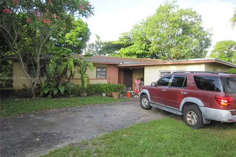 1112 NE 110th St, Miami FL 33161