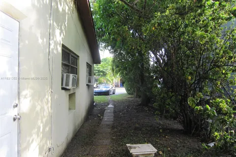 1112 NE 110th St, Miami FL 33161