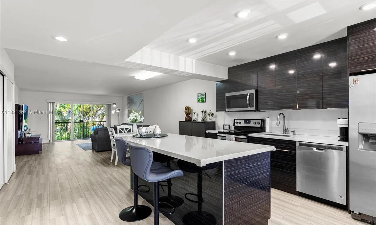 280 Racquet Club Rd # 204, Weston FL 33326
