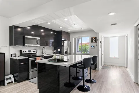 280 Racquet Club Rd # 204, Weston FL 33326