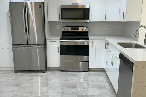 1537 Barcelona Way # 30, Weston FL 33327