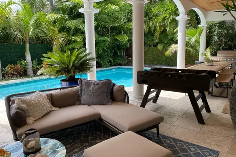 678 Woodcrest Rd, Key Biscayne FL 33149