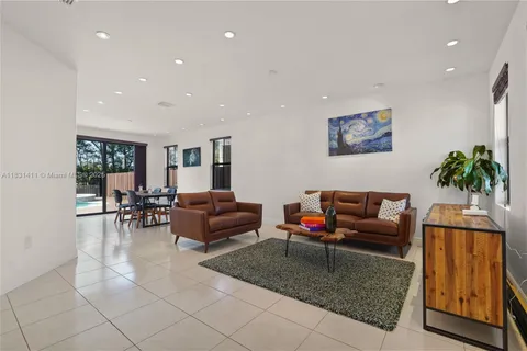 10371 NW 10th St, Miami FL 33172
