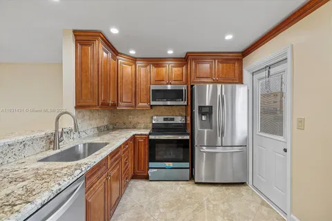 219 NE 14th Ave # 101, Hallandale Beach FL 33009
