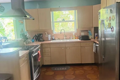 715 E Caribbean Dr E, Lower Keys FL 33042