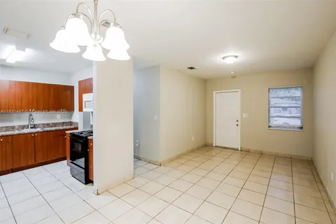 325 NW 190th St, Miami Gardens FL 33169