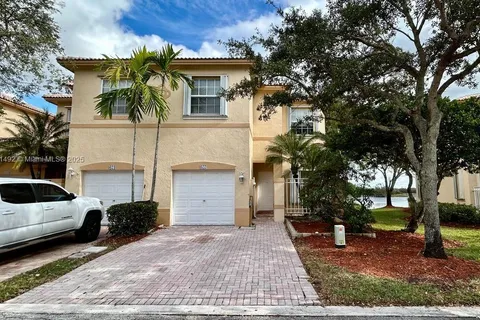 677 NW 170th Ter, Pembroke Pines FL 33028