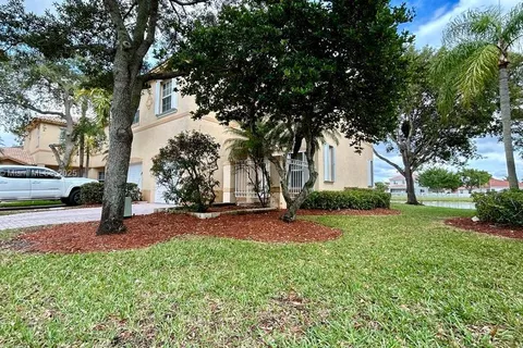 677 NW 170th Ter, Pembroke Pines FL 33028