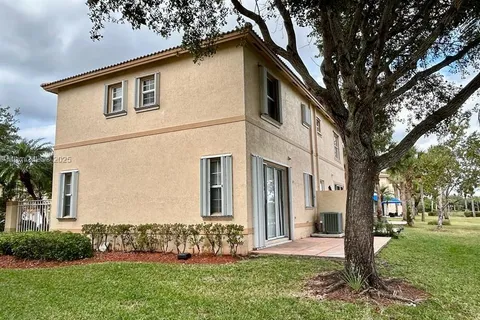 677 NW 170th Ter, Pembroke Pines FL 33028
