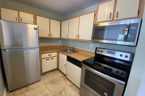 7220 NW 179 ST # 302, Hialeah FL 33015