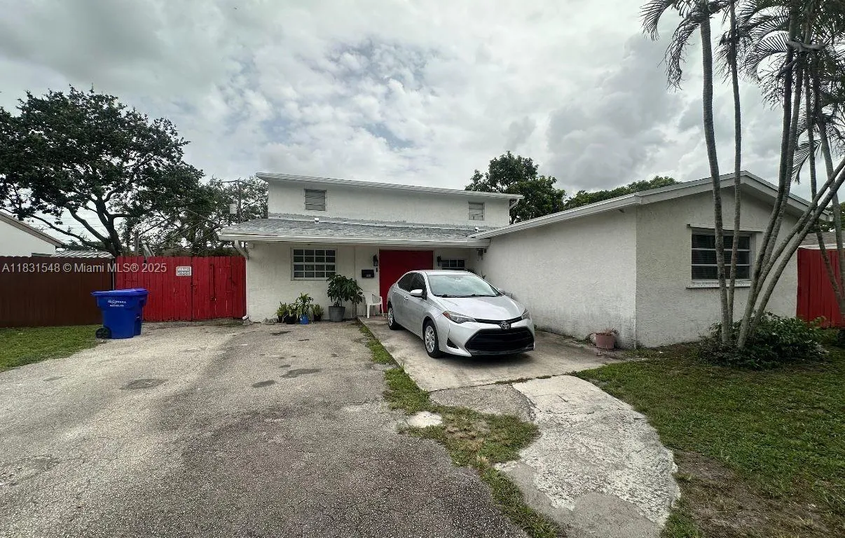 6641 Perry St, Hollywood FL 33024