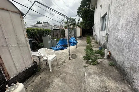 6641 Perry St, Hollywood FL 33024