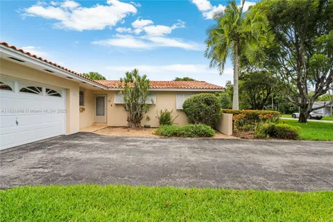 9640 SW 72nd Ct, Pinecrest FL 33156