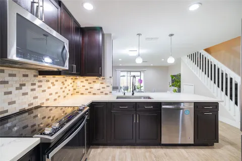 10527 NW 6th St, Pembroke Pines FL 33026