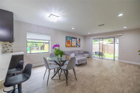 10527 NW 6th St, Pembroke Pines FL 33026