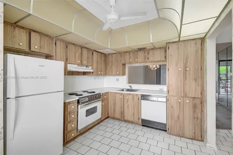 1001 Colony Point Cir # 220, Pembroke Pines FL 33026