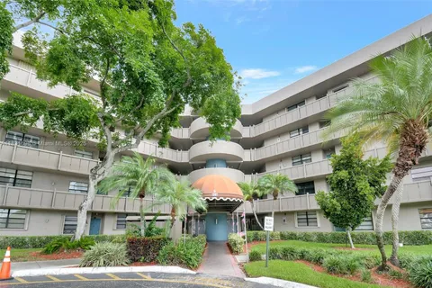 1001 Colony Point Cir # 220, Pembroke Pines FL 33026