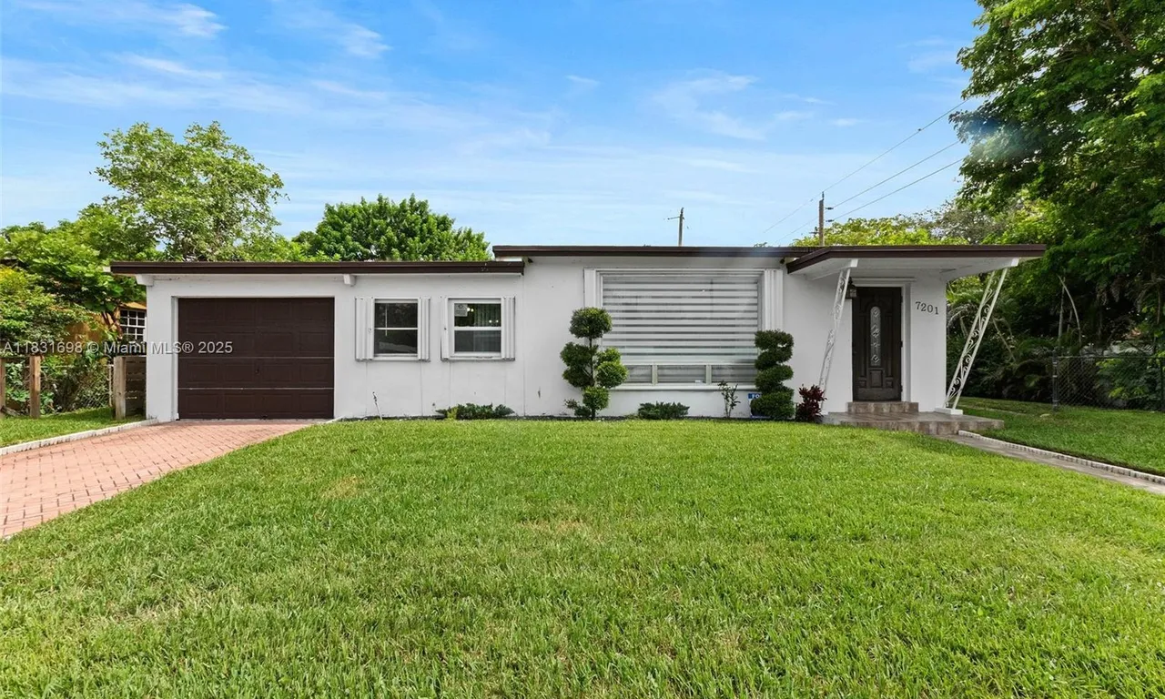 7201 Hayes St, Hollywood FL 33024