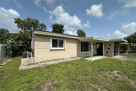 2400 N 57th Way, Hollywood FL 33021