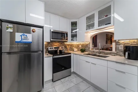 2800 Somerset Dr # 215J, Lauderdale Lakes FL 33311