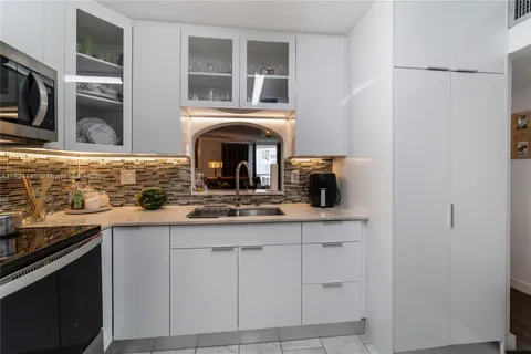 2800 Somerset Dr # 215J, Lauderdale Lakes FL 33311