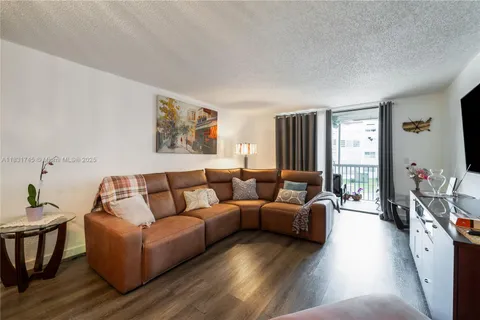 2800 Somerset Dr # 215J, Lauderdale Lakes FL 33311