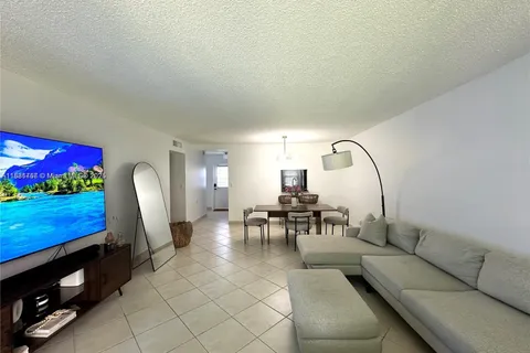620 NE 12th Ave # 102, Hallandale Beach FL 33009