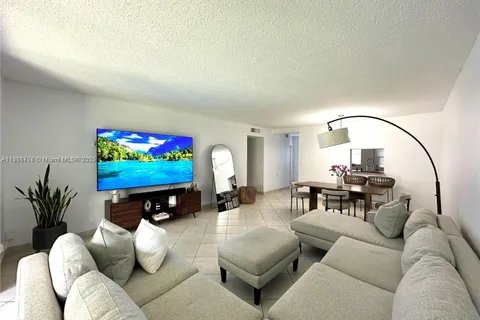 620 NE 12th Ave # 102, Hallandale Beach FL 33009
