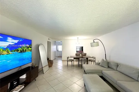 620 NE 12th Ave # 102, Hallandale Beach FL 33009