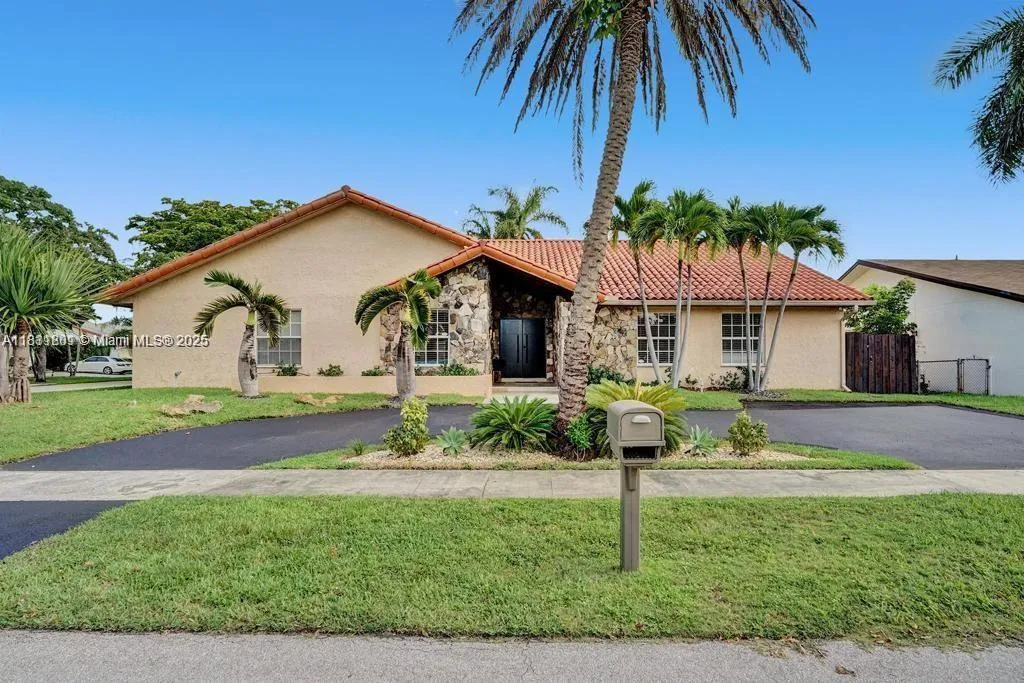 2001 NE 214th St, Miami FL 33179