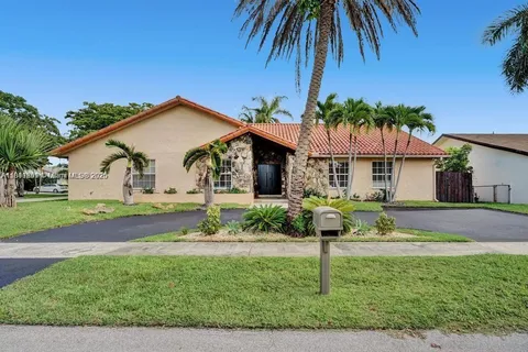 2001 NE 214th St, Miami FL 33179
