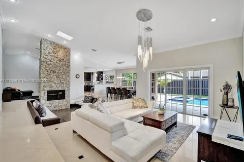 2001 NE 214th St, Miami FL 33179