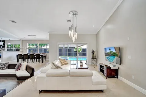 2001 NE 214th St, Miami FL 33179