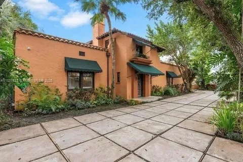 1006 S Greenway Dr, Coral Gables FL 33134