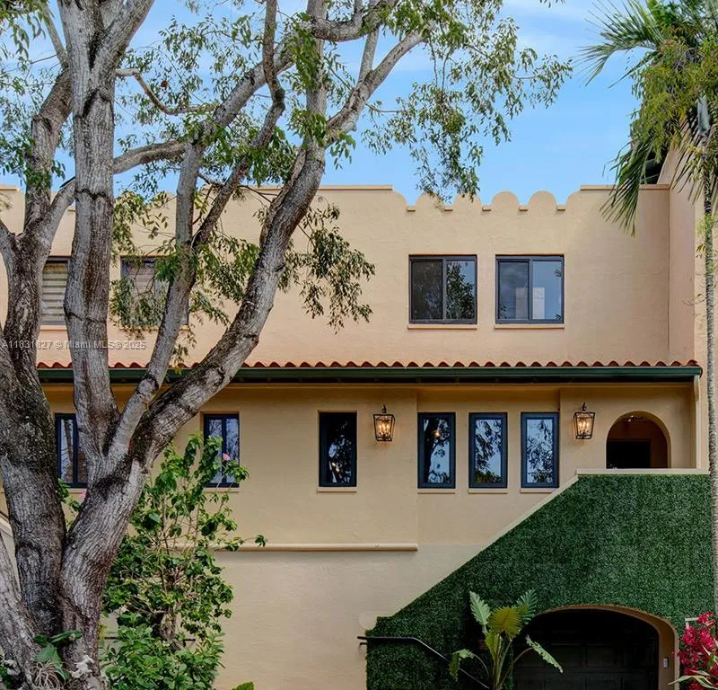6206 Paradise Point Dr, Palmetto Bay FL 33157