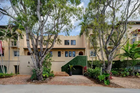 6206 Paradise Point Dr, Palmetto Bay FL 33157