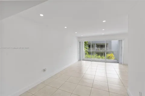 9373 Fontainebleau Blvd # K206, Miami FL 33172