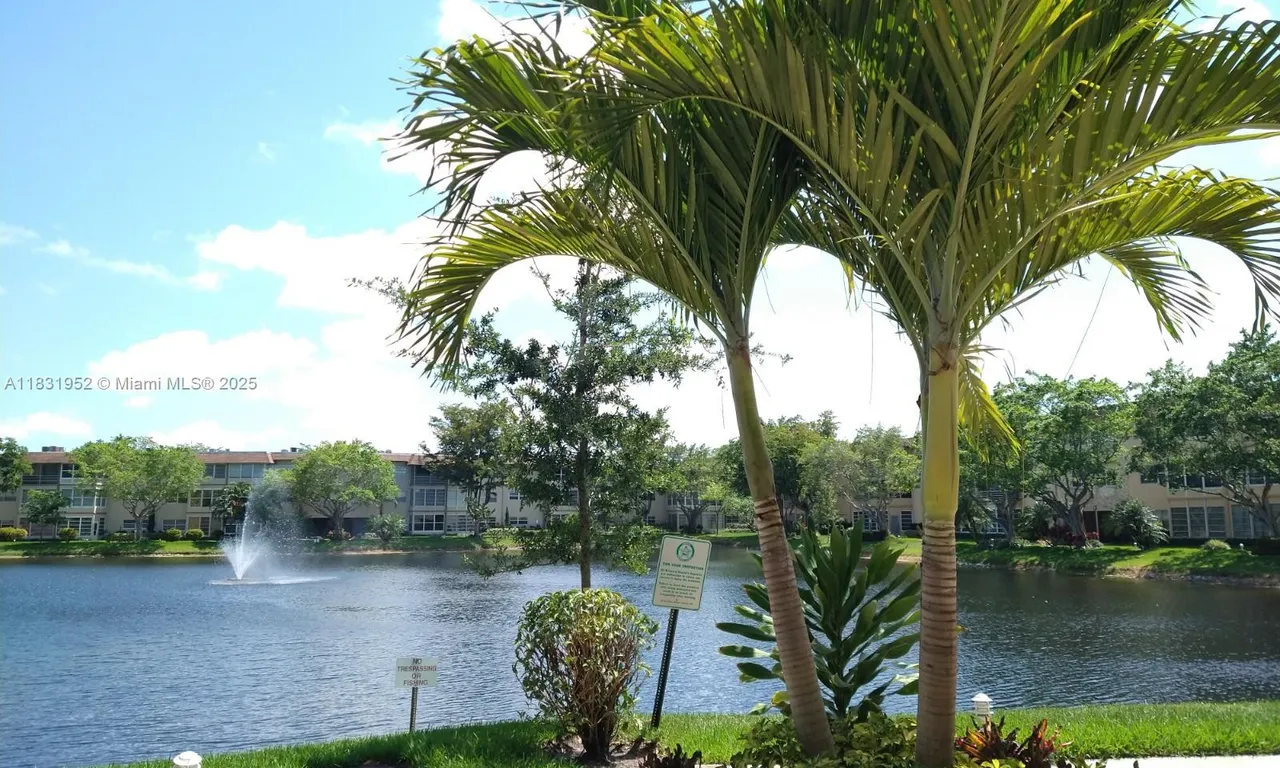 5102 NW 36th St # 406, Lauderdale Lakes FL 33319