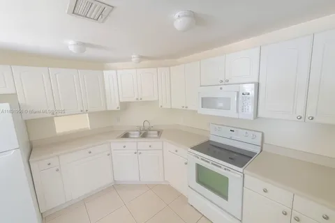 818 SW 28th St # 1, Fort Lauderdale FL 33315
