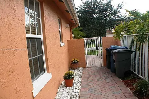 9151 NW 40th St, Sunrise FL 33351
