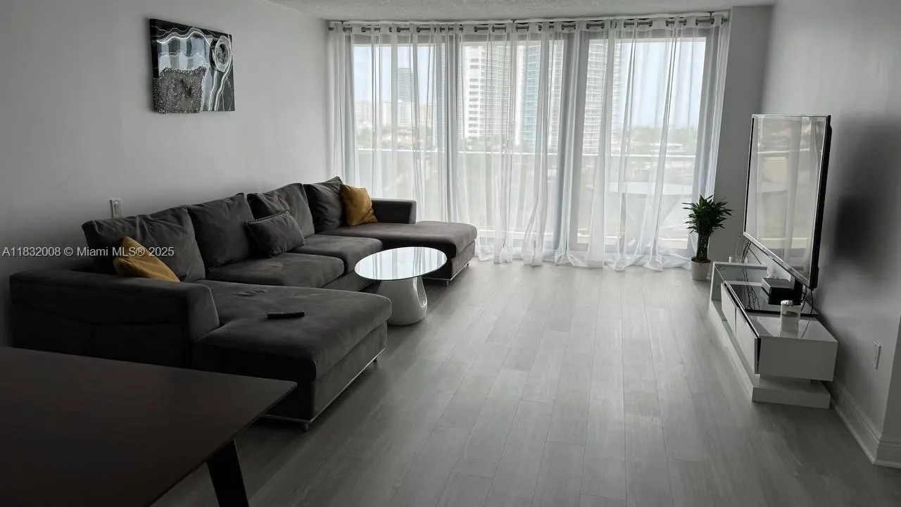 3731 Country Club # 921, Aventura FL 33180