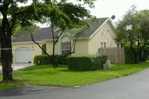 10016 NW 51st Ter, Doral FL 33178