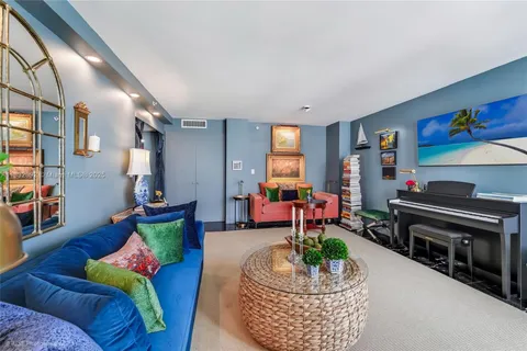 2555 Collins Ave, Miami Beach FL 33140