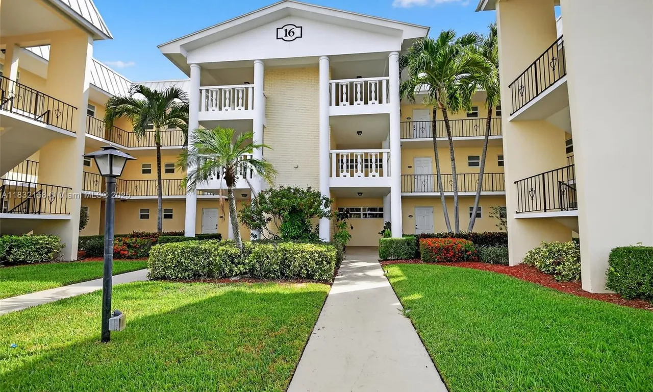 16 Colonial Club Dr # 205, Boynton Beach FL 33435