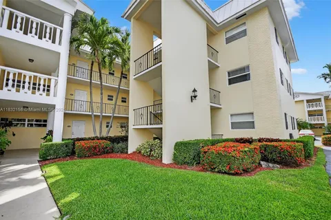 16 Colonial Club Dr # 205, Boynton Beach FL 33435