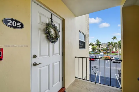 16 Colonial Club Dr # 205, Boynton Beach FL 33435