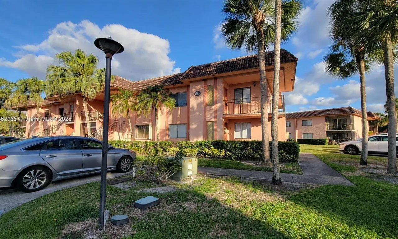 223 Lakeview Dr # 204, Weston FL 33326